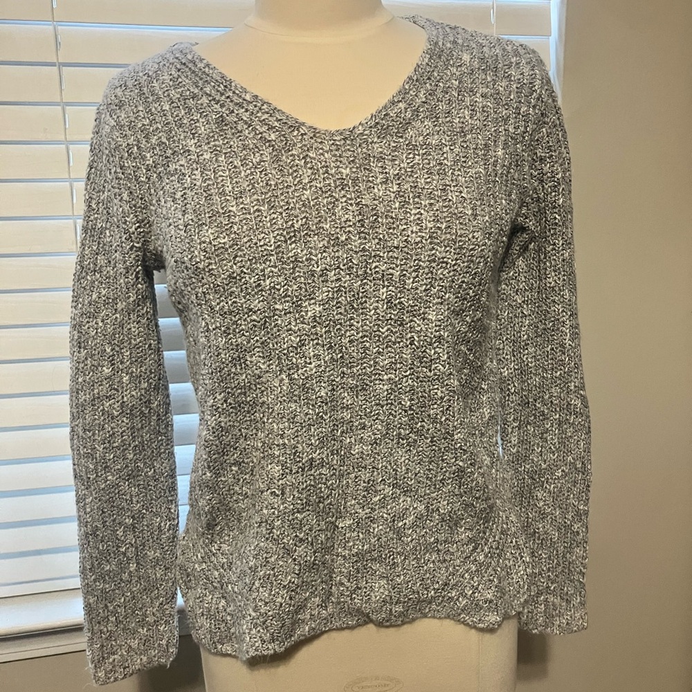 Old Navy Women's V-Neck Sweater in Gray